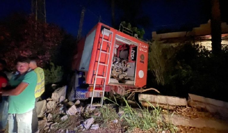 نجاة عدد من عناصر الدفاع المدني بعد انقلاب آليتهم