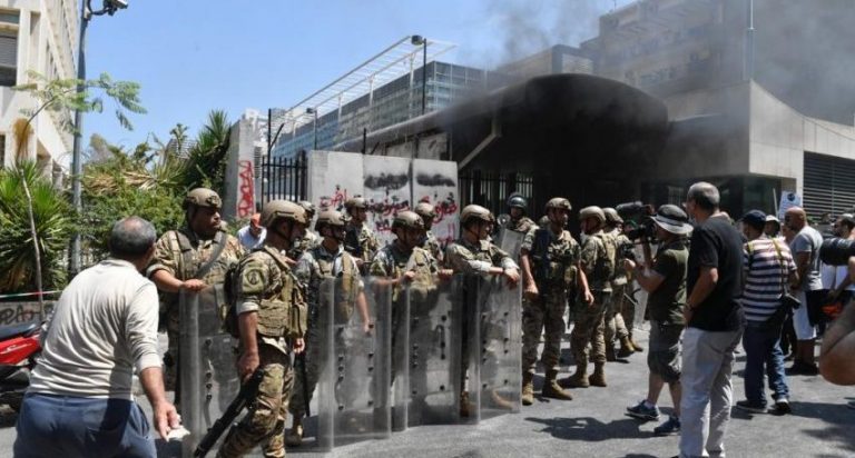 صيف المصارف حار جداً… ومودعون يتوعّدون بالثأر المبين!