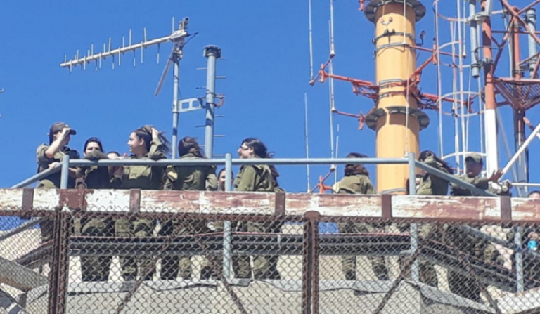 وفد عسكري نسائي “إسرائيلي” داخل موقع العباد مقابل حولا