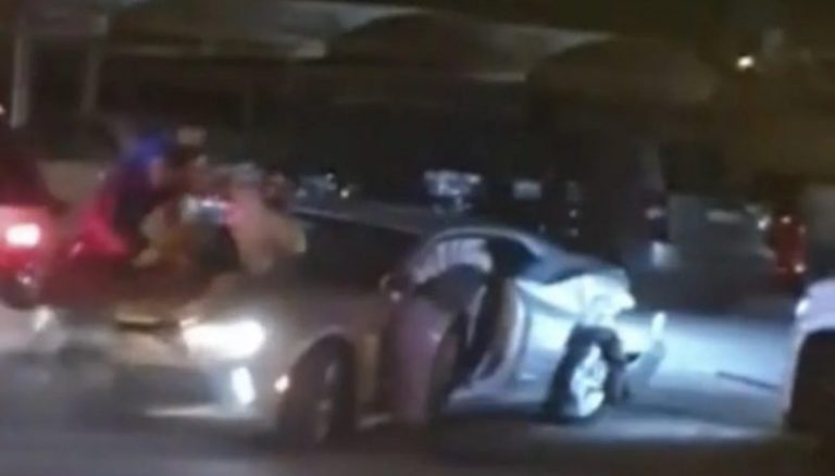 بالفيديو: شاب يطعن رجلا وزوجته في الشارع بالكويت