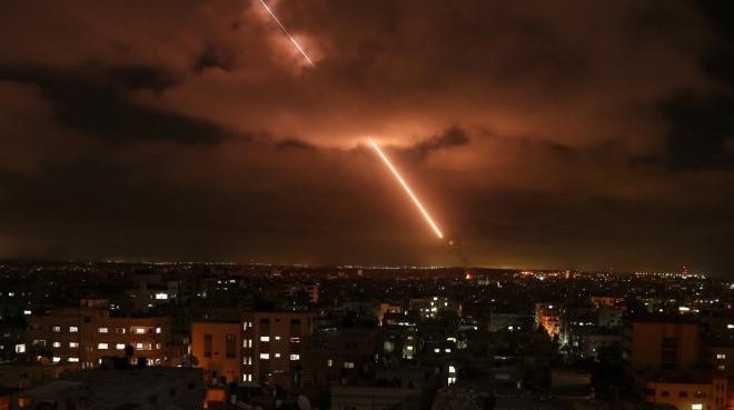 بالفيديو: صواريخ من غزّة على عسقلان