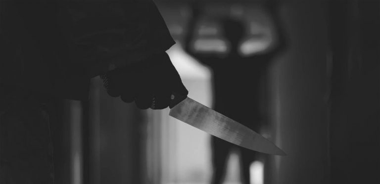 ضربت ابنتها بالسكين.. عن طريق الخطأ!