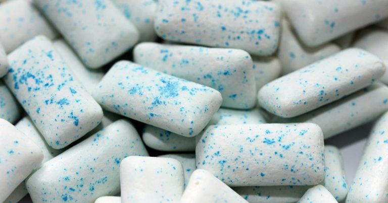 ما حقيقة مخاطر ابتلاع العلكة؟