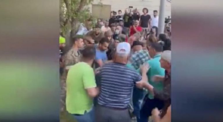 بالفيديو: مواجهات بين متظاهرين وعناصر من الجيش أمام “تاتش”