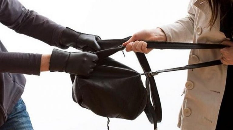 سرق مبلغاً كبيراً من الدولارات وتوارى وزوجته عن الأنظار