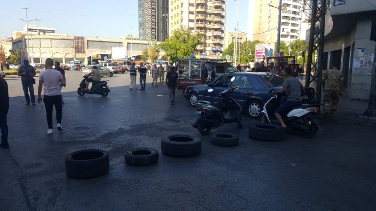 بالصور: قطع عدد من الطرق في طرابلس احتجاجاً على الأوضاع المعيشية