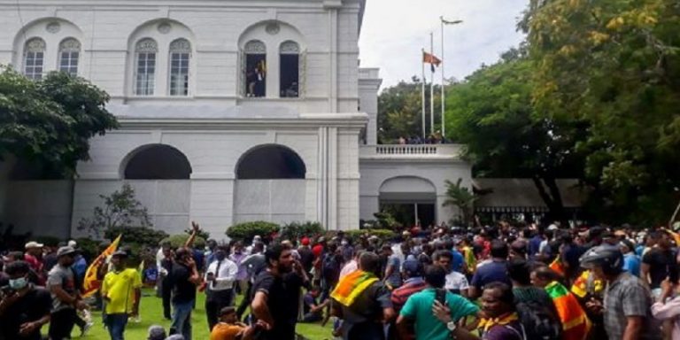 رئيس وزراء سريلانكا يأمر الجيش بـ “إعادة إرساء النظام”