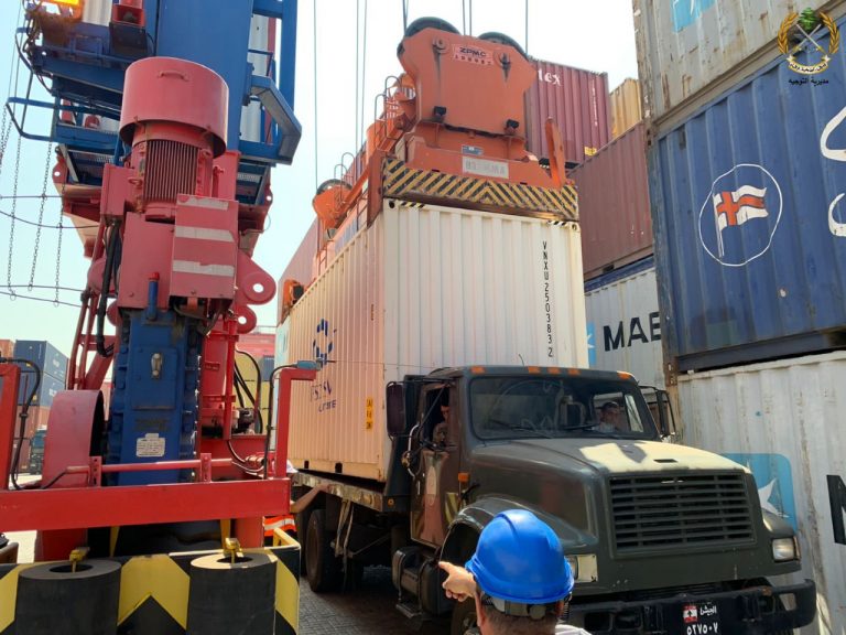 بالصور: الجيش ينقل الغواصة إلى طرابلس لسحب القارب الغارق