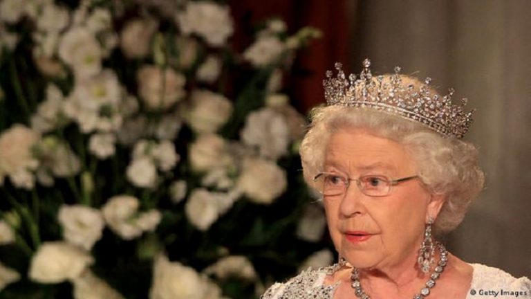 الشرطة البريطانية إعتقلت شاباً حاول قتل الملكة إليزابيث