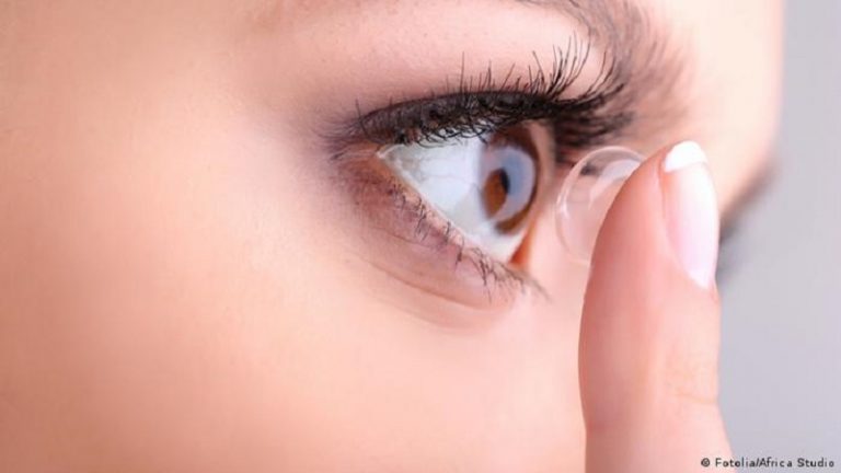 العدسات الملوّنة قد تخفّض حدة البصر