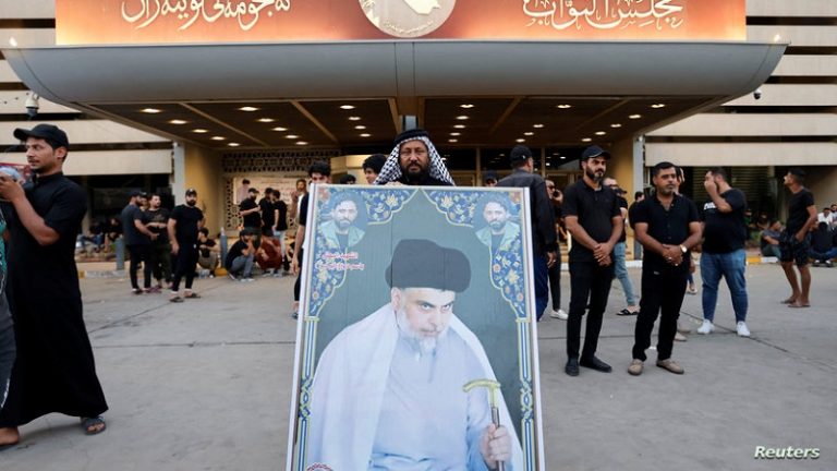 بالفيديو – إقتحام المحتجين لقاعات القصر الجمهوري في بغداد