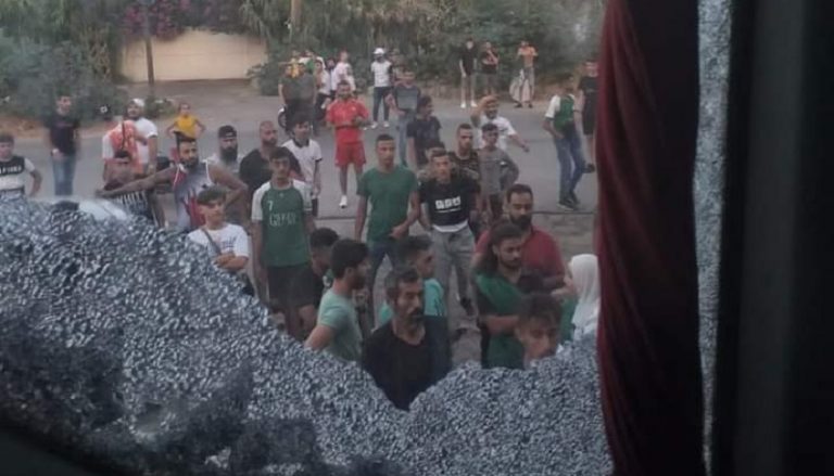 بالفيديو: رشق باص فريق النجمة بالحجارة