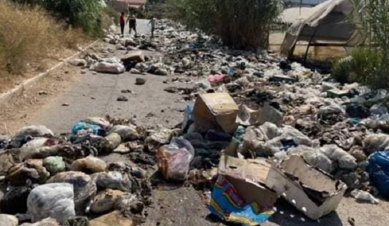 النفايات تقطع أوتوستراد المنية الدولي