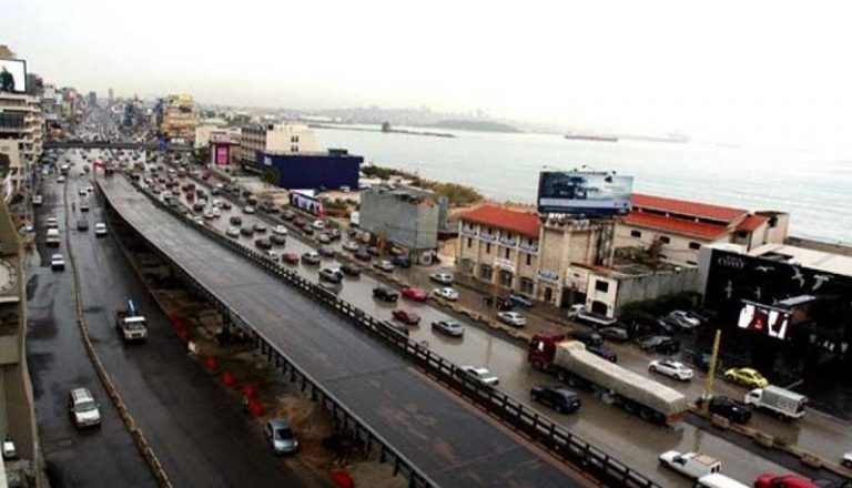 قطع أوتوستراد جل الديب من قبل عمال مؤسسة مياه بيروت وجبل لبنان