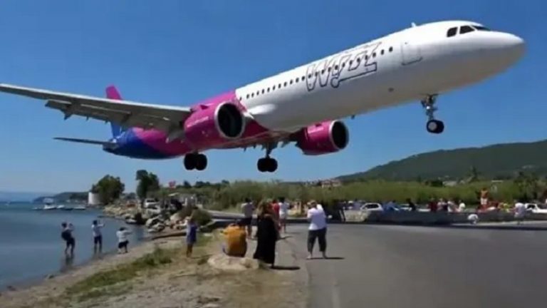 بالفيديو:  طائرة تهبط فوق رؤوس المصطافين!