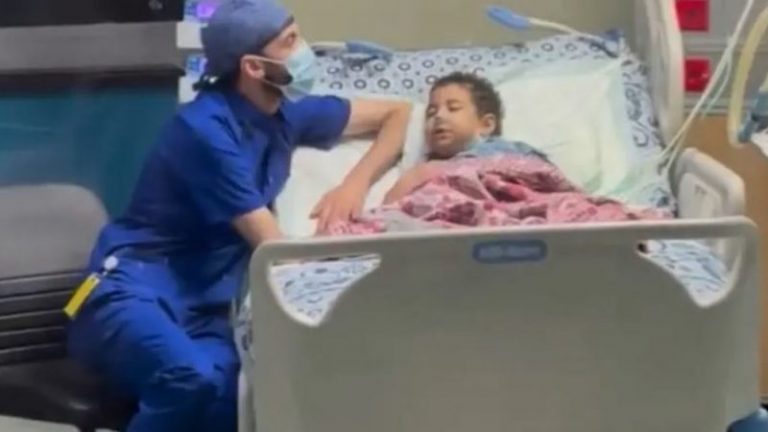 فيديو مؤثر لممرض مصري يساعد طفلة مصابة بالسرطان على النوم