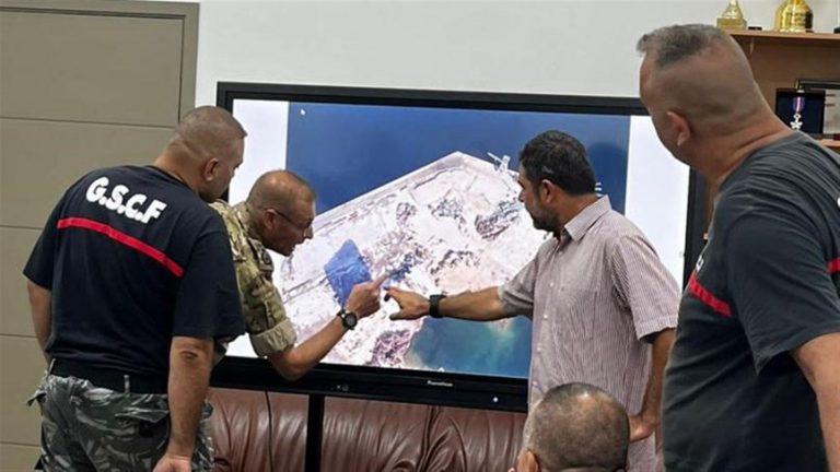 فوج إطفاء بيروت يضع خطّة لإخماد حريق الإهراءات.. وأهالي الضحايا يهددون بالتصعيد