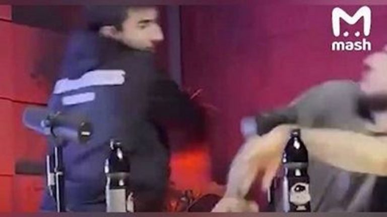 مقاتل روسي يشهر مسدسه ويجبر منافسه على الجلوس على ركبتيه