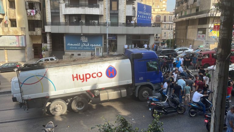 بالصور: وفاة سيدة مسنة بعدما صدمتها شاحنة في سليم سلام