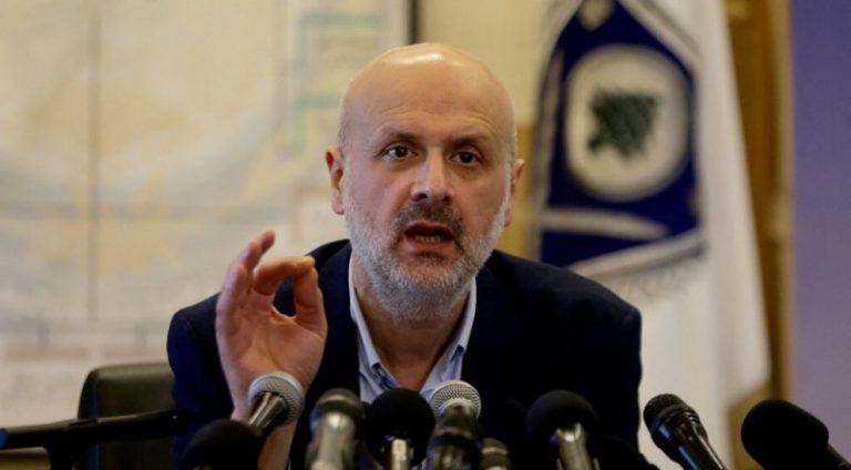 بالصورة.. مولوي يمنع ركوب الأولاد الدراجات النارية