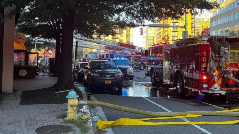 بالفيديو: 14 جريحاً في حادث اصطدام سيارة بحانة في واشنطن