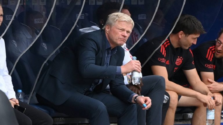 فيديو ابتسامة مدير البايرن على مواجهة برشلونة.. كيف علق عليها؟