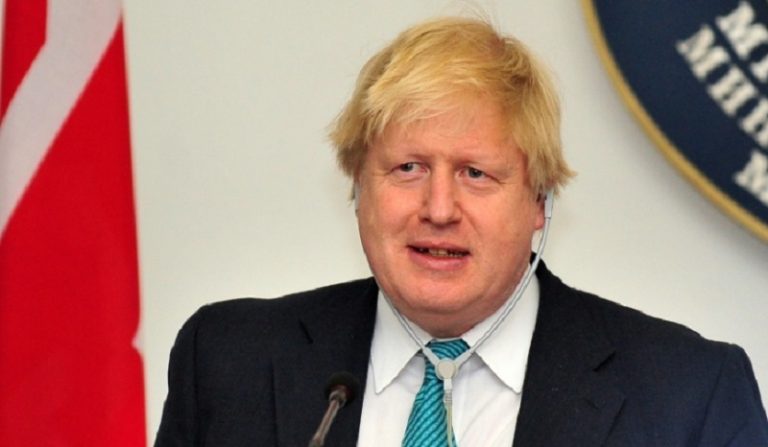 بوريس جونسون يندد بالهجوم على سلمان رشدي