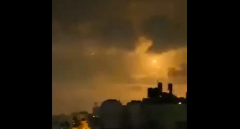 بالفيديو: رشقة صاروخية من غزة نحو الأراضي المحتلة