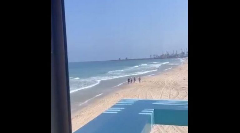 بالفيديو: الاحتلال يُخلي الشواطئ