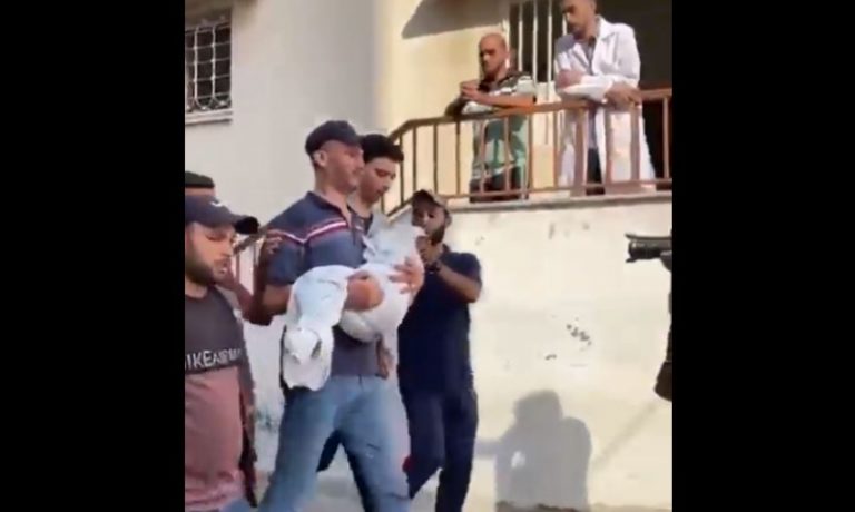 بالفيديو: مواطن يحمل طفلة شهيدة في غزة
