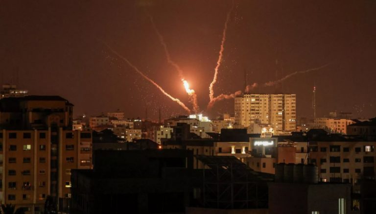 جيش الإحتلال يهاجم مواقع إطلاق الصواريخ في أنحاء غزة