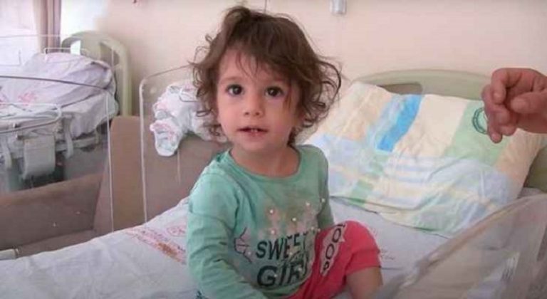 بعد أن لدغتها.. طفلة تعض أفعى سامة انتقاماً!