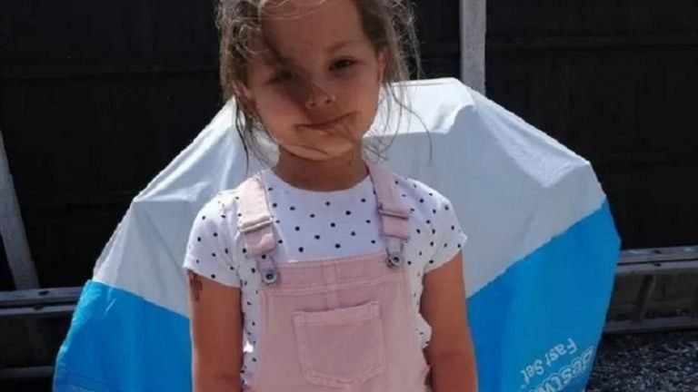 مقتل طفلة وهي تحتمي بأمها في بريطانيا