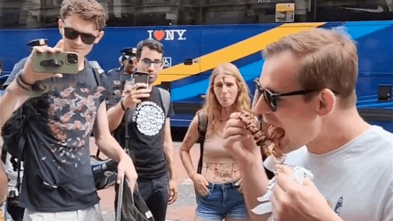 بالفيديو: رجل يستفز مجموعة داعمة لحقوق الحيوان بقضم “شيش كباب”