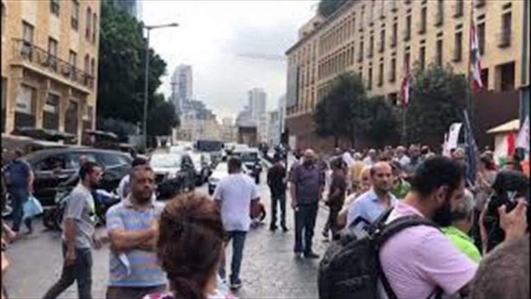 مودعون محتجون يقطعون الطريق أمام مدخل مجلس النواب