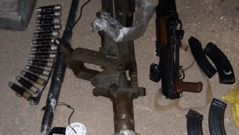 بالصور: دهم منزل مطلوب وضبط أسلحة في حي الشراونة