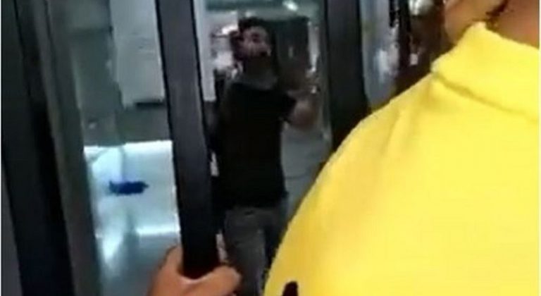 شقيق المودع الذي يحتجز رهائن المصرف: “أخي لم يدخل معه سلاحا”