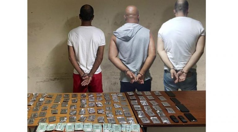 مروج مخدرات واثنين من زبائنه في قبضة “المعلومات”