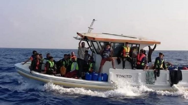 عشرات اللاجئين الفلسطينيين يهاجرون عبر البحر