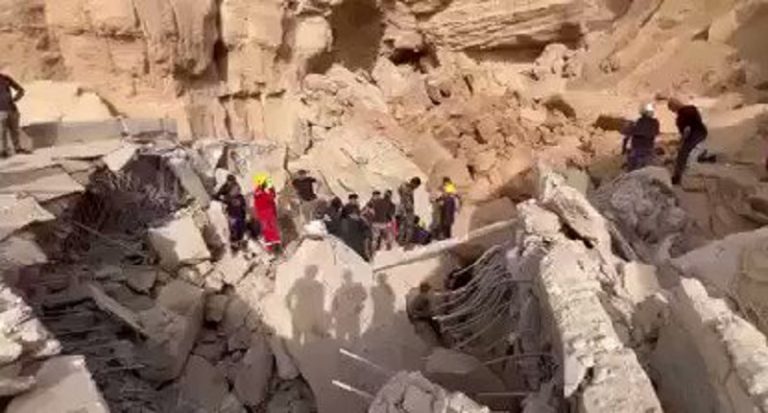 91 شخصاً عالقين تحت مبنى مدرسة انهار في إندونيسيا