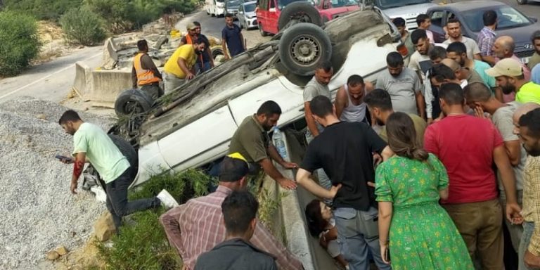 بالفيديو: جريحان بانقلاب سيارة عند نفق شكا