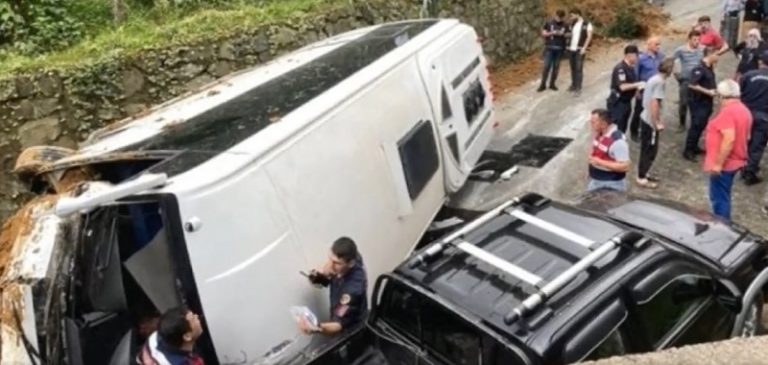 انقلاب سيارة على شاطئ جونية (فيديو)