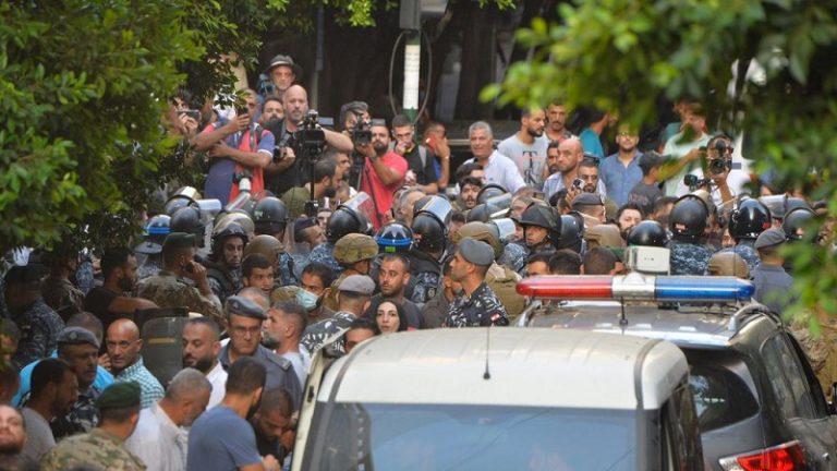 بالصورة والفيدو: إعادة فتح السير أمام مصرف “فدرال بنك”