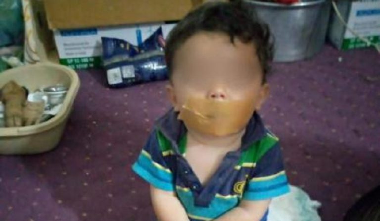 عنف طفله الرضيع وكبل يديه لانزعاجه من صوته