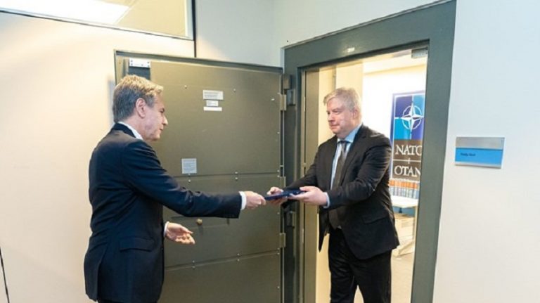 رسمياً.. واشنطن تصادق على انضمام فنلندا والسويد إلى “الناتو”