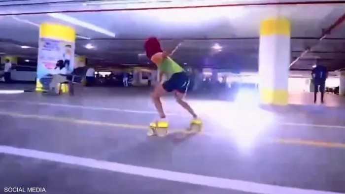بالفيديو: طفلة تدخل “غينيس” بالتزلج تحت 20 سيارة