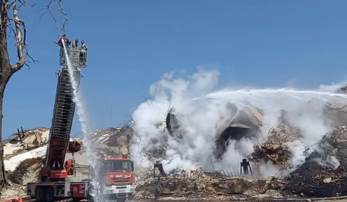 فوج إطفاء بيروت يتابع تبريد الصوامع المنهارة في المرفأ