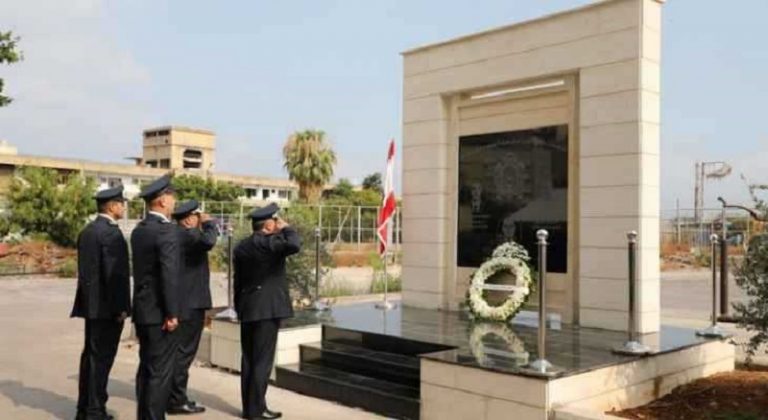 اكليل من الزهر بإسم اللواء ابراهيم على النصب التذكاري في المرفأ