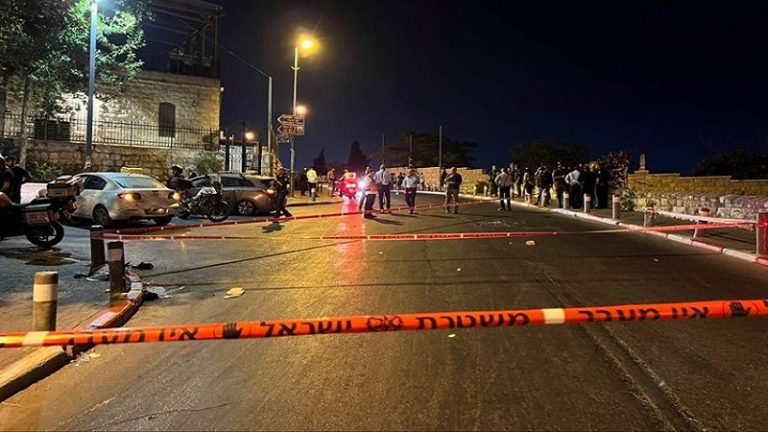 فلسطينيون يقيمون حواجز في جنين لمنع اقتحامات قوات الاحتلال