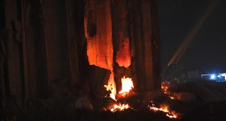 بالفيديو: حريق الأهراءات يشتد.. وانحناءة حادة تسرّع السقوط